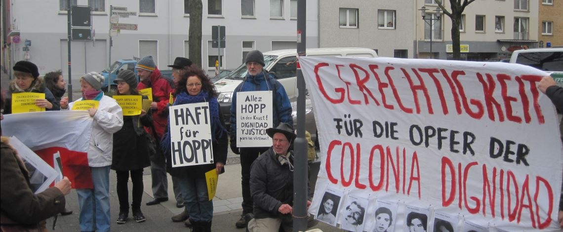 Proteste gegen den Sektenarzt Hartmut Hopp in Krefeld, März 2013