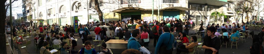 Foto von Manuel Gastaminza: Seminar auf der Straße vor der Tür der Sozialwissenschaftlichen Fakultät der Universität Buenos Aires, im Parque Centenario