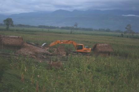 Maschinen zerstörgen Kleinbauernhäuser auf der Zuckerrohr-Finca Chabil Utzay / CUC