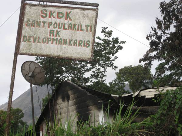 Das ausgebrannte Community-Radio Tèt Ansemn / www.ayitikaleje.org