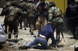 Militär geht brutal gegen Demonstrant*innen vor / agencia púlsar