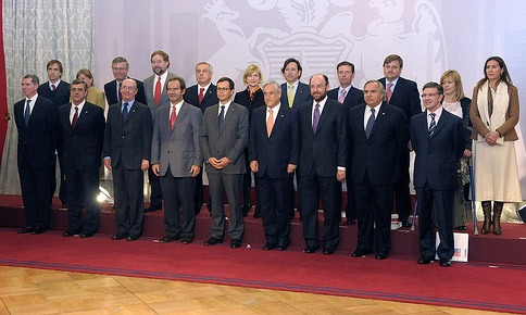Nach dem Stühlerücken: Das neue Kabinett beim Fototermin am 18. Juli / Gobierno de Chile, flickr