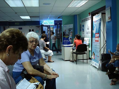 Warteraum in Krankenhaus Clínica Bíblica / Chuck Bryant, flickr