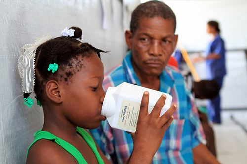 Die neunjährige Widline erhält Mittel gegen Dehydrierung / Amanda George, British Red Cross; flickr