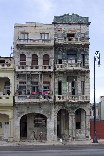Baufällige Wohnhäuser am Malecon in Havanna / sick shots, flickr