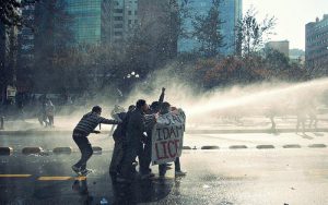 Tränengas gegen Demonstrant_innen für eine bessere Bildung / todosnuestrosmuertos, flickr