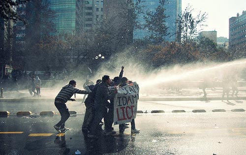 Tränengas gegen Demonstrant*innen für eine bessere Bildung / todosnuestrosmuertos, flickr