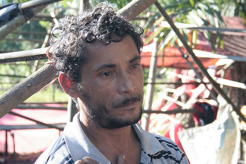 Bajo Aguán 2010: Bauer nach der Räumung in Aldea Panamá vor den Überresten seiner Hütte / Sandra Cuffe, flickr