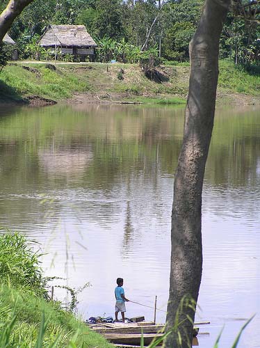 Die Menschen leben vom Fluss (hier ein Fischerjunge am Yarapa) / Pierre Pouliquin, Flickr