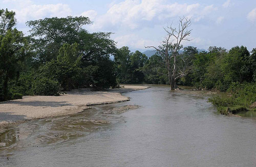Scheinbar alles friedlich: Der Fluss Rio Aguán / Lon&Quieta, flickr