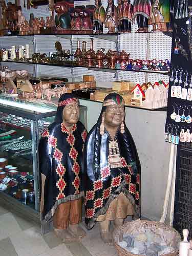 Folklore und Museumsstücke: Souvenirs auf dem Markt in Temuco / monky.cl, flickr