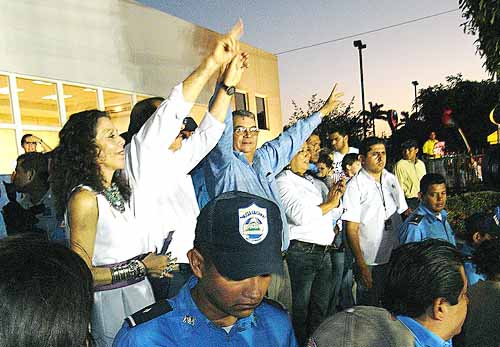 Wahlkampfbeginn: Ortega schreibt sich im März 2011 als Präsidenschaftskandidat ein, links im Bild Rosario Murillo / svengaarn, flickr