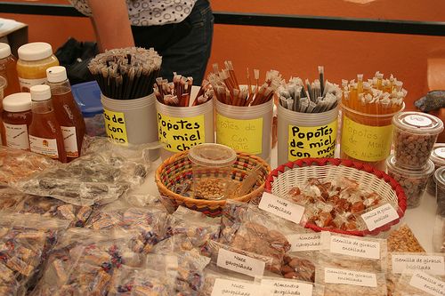 Kleinbäuerliche Honigprodukte auf dem Markt in Mexiko / view from 52, flickr