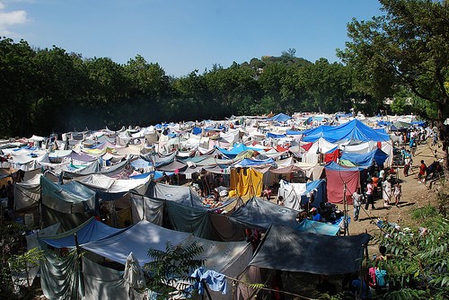 Notunterkunft im Westen der Hauptstadt Port-au-Prince / IFRC, Flickr