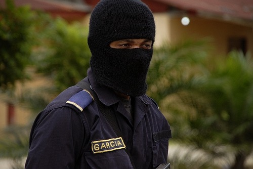 Polizist an der Strasse Tocoa-Trujillo / Felipe Canova, Flickr 