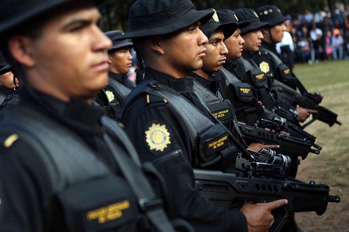 Junge Polizisten unter Präsident Colom (2008-2012) mussten in Guatemala schwoeren, sich auch 