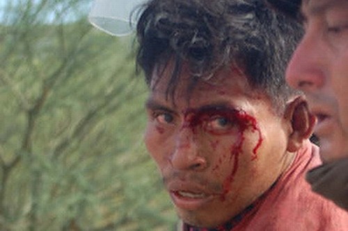 Verletzter Demonstrant wird in Bagua abgeführt / powless, CC BY 2.0, flickr