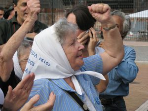 Die Großmütter der Plaza de Mayo suchen nach den Enkeln ihrer Verhaftet-Verschwundenen Kinder. Jetzt haben sie Enkel Nr. 122 gefunden