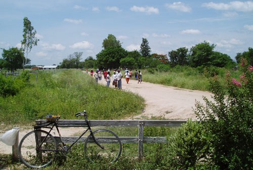 Menschen auf dem Weg zu einer Dorfversammlung im Chaco / Fiona L Cooper, CC BY-NC-ND 2.0, Flickr
