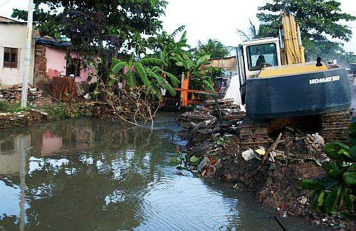 Stehende verschmutzte Gewässer sind Brutstätten der Anopheles-Mücke / Passarinho, Prefeitura de Olinda, CC BY 2.0, flickr
