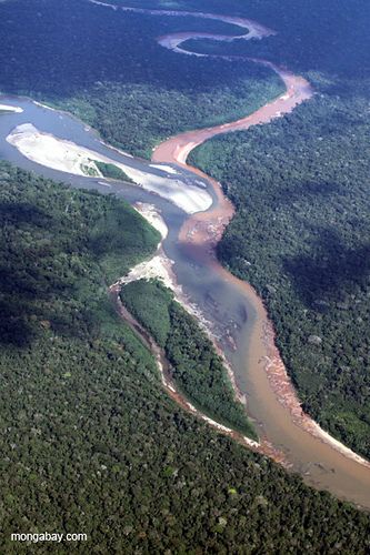 Verschmutzter und schlammiger Huaypetue-Fluss mündet in sauberen Fluss im peruanischen Amazonas / Rhett Butler, visionhare, CC BY-NC-SA 2.0, flickr
