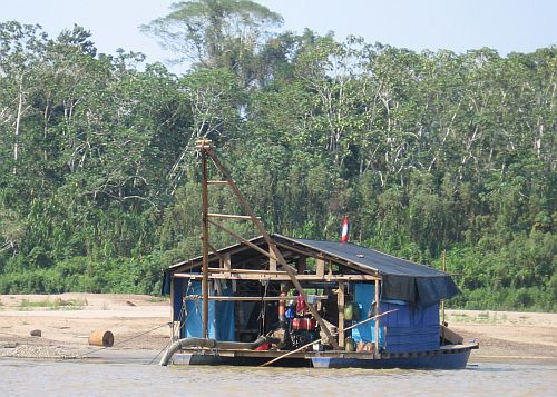 Arbeitsschutz und Umweltschutz? Goldsucherboot im Amazonas / Active Steve, CC BY-ND 2.0, flickr