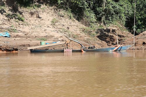 Goldsuche im Amazonasgebiet verschmutzt Flüsse / feeb, CC BY-NC-SA 2.0, flickr