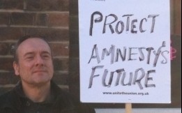 Im Sommer streikten die Mitarbeiter*innen von Amnesty International in London für bessere Arbeitsrechte / www.sozialismus.info