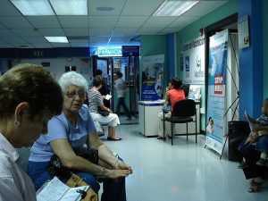 Wartesaal eines Krankenhauses in Costa Rica / Chuck Bryant, CC BY-NC-SA 2.0, Flickr
