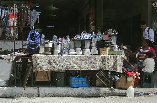 Wohl eher nicht versichert: Verkäuferin an einem Stand in Guatemala-Stadt / josewolff, CC BY-NC-SA 2.0, flickr