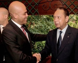 Freundlicher Händedruck zwischen Duvalier und Martelly / www.lo-de-alla.org