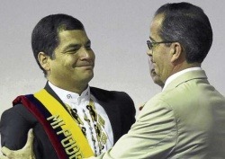 Alberto Acosta gratuliert Rafael Correa. Foto: Amerika21/http://www.elcomercio.com/politica/Gobierno-aisla-socios-izquierda_0_767923381.html