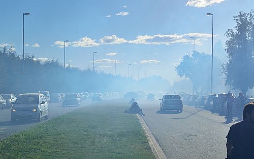 Giftwolke nach dem Besprühen mit Agrargiften / Molestias en la vía pública, CC BY-SA 2.0, Flickr