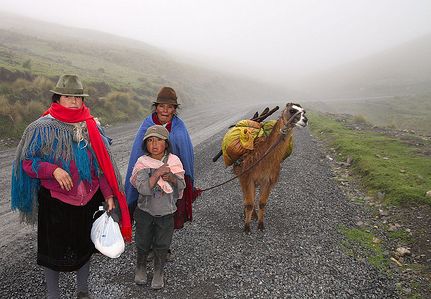 Indigene Frauen müssen im Alltag weite Wege zurücklegen / yellowstingray, CC BY-NC 2.0, flickr