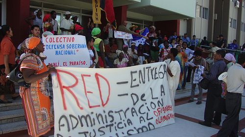 Garifuna protestieren woechentlich gegen Modellstädte vor dem obersten Gerichtshof / hondurasdelegation, CC BY-NC-SA 2.0, flickr