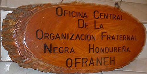 Honduras OFRANEH-Zentralbüro-Schild servindi