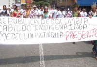 Kolumbianische Indigene auf der Demo in Medellín. Foto: Pulsar