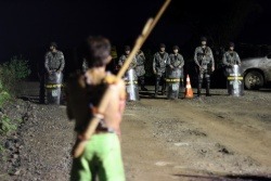 Polizei gegen Indigene im Konflikt um den Belo-Monte-Staudamm im Bundesstaat Pará. Foto: Amerika21/Ruy Sposati http://www.flickr.com/photos/55449636@N07/