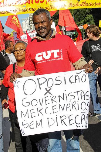 CUT-Mitglied bei Demonstration in São Paulo am Nationalen Aktionstag (11. Juli 2013) / Rafael Stedile, brasildefato 1, CC BY-NC-SA 2.0, flickr