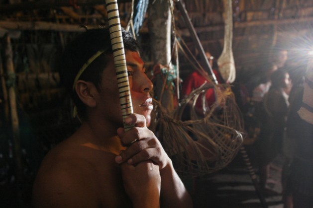 Ein junger Huaorani posiert im Nationalpark Yasuní für Tourist*innen. Foto: Servindi/Eduardo Valenzuela/IPS