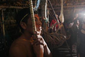Ein junger Huaorani posiert im Nationalpark Yasuní für TouristInnen. Foto: Servindi/Eduardo Valenzuela/IPS