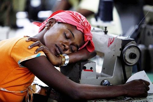 Frau ist an der Nähmaschine in der DKDR-Fabrik eingeschlafen / swayanne.wordpress.com