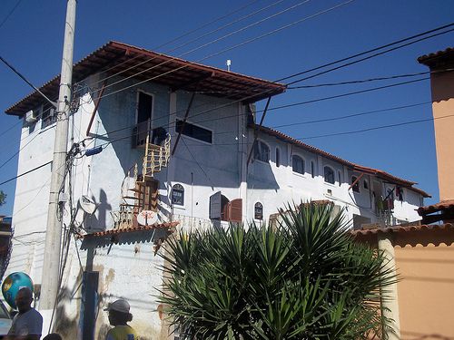 Wohnhaus in der Vila / CatComm-ComCat-RioOnWatch, CC BY-NC-SA 2.0, flickr