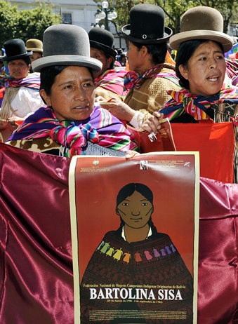 Indigene Frauen mit Plakat zu Bartolina Sisa / Bildquelle: Servindi