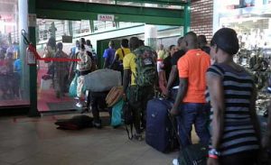 Migranten kommen am Flughafen von Tabatinga (Brasilien) an /Bildquelle: Adital
