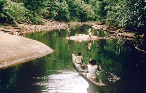 Indigene auf dem Rio Mazuni. Foto: CombateRacismoAmbiental/Audrey Butt Colson (CC BY-NC 2.5 BR)