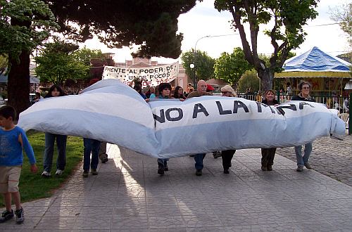 Proteste gegen die Bergbaufirma El Desquite (ein Subunternehmen der kanadischen Firma Meridian Gold Inc) in Chubut / Bildquelle: argentina.indymedia.org