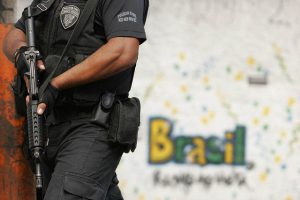 Brasilien Polizist mit-Gewehr Andréa Farias CC BY-SA 2.0 flickr