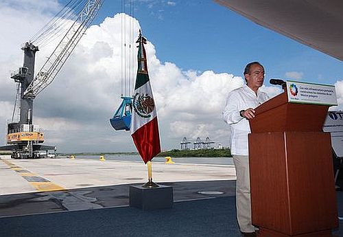 Präsident Calderón weihte im August 2012 ein neues Terminal am Hafen ein, das 