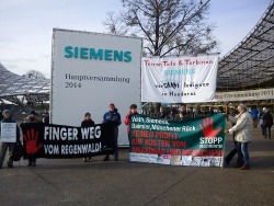 Aktivist*innen protestieren vor der Siemens-Hauptversammlung. Foto: Amerika21/Hondurasdelegation